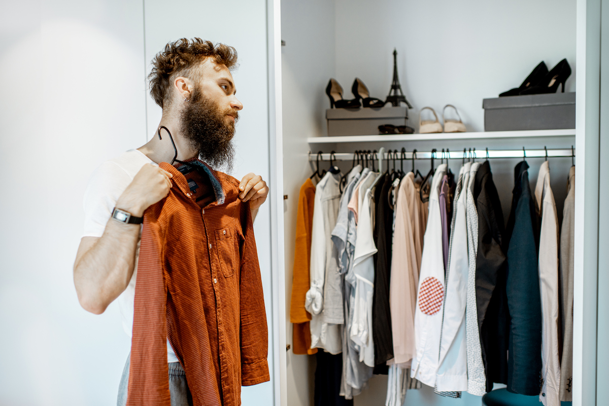 Podstawy męskiej garderoby: Co powinno znaleźć się w szafie każdego mężczyzny